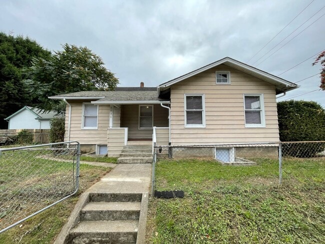 Building Photo - House Near Mississippi Ave with Fenced Yard