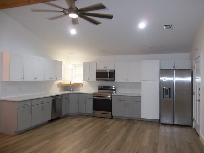 Photo - 240 Pin Oak Way N
