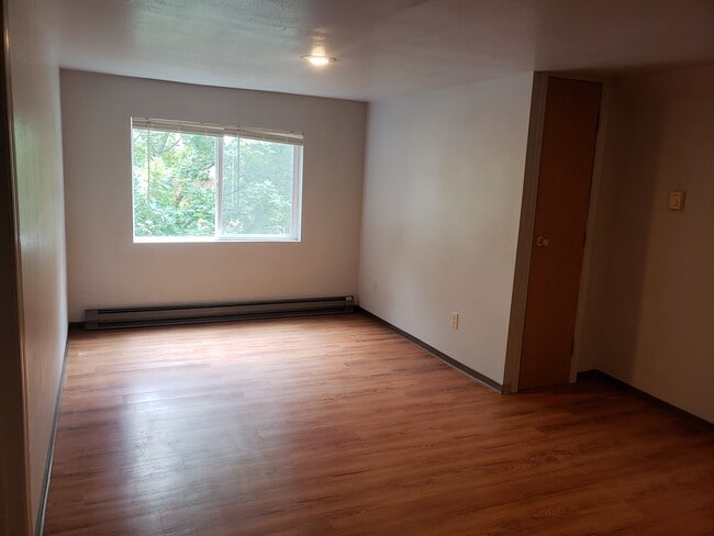 Building Photo - 224 W 1st St Unit 4