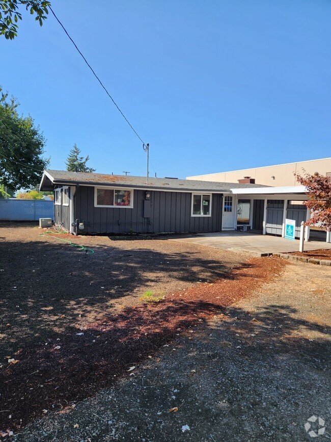 Building Photo - Newly Renovated 3 Bedroom House with a Car...