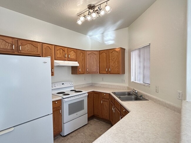 Photo - 3 Bedroom 2 1/2 Bathroom Freshly painted & carpet, Close to Grand Canyon University