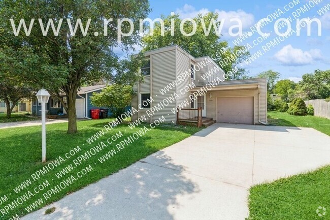 Building Photo - SPACIOUS Home!!  3 BR, 1.5 Bathroom Home i...