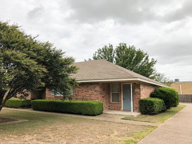 Building Photo - 102-106 Romana Unit 106