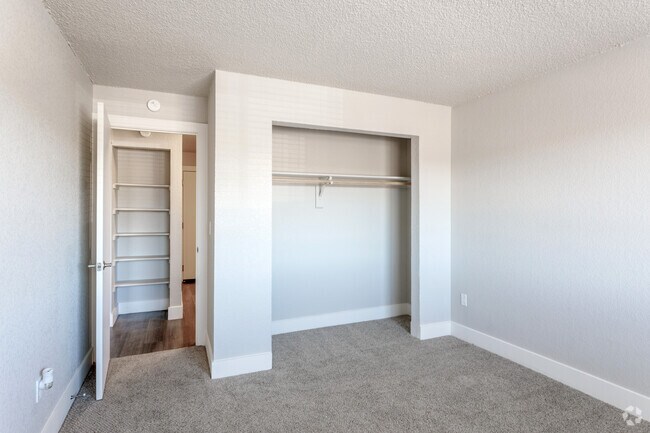 2BR, 1BA - 906SF