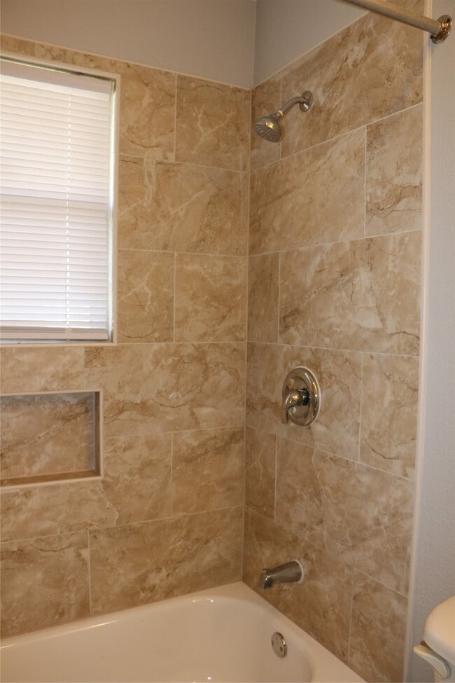 Photo - 710 W 7th St