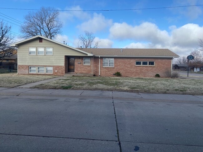 Building Photo - 4 Bedroom, 2 Bathroom Split Level Home