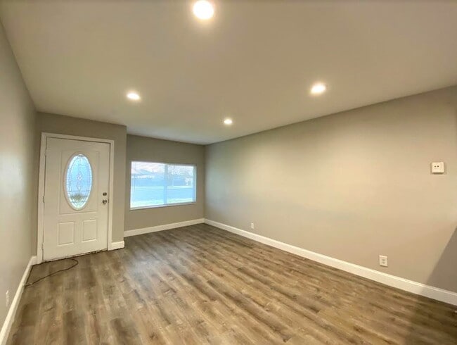 Photo - 823 E Bellevue Rd
