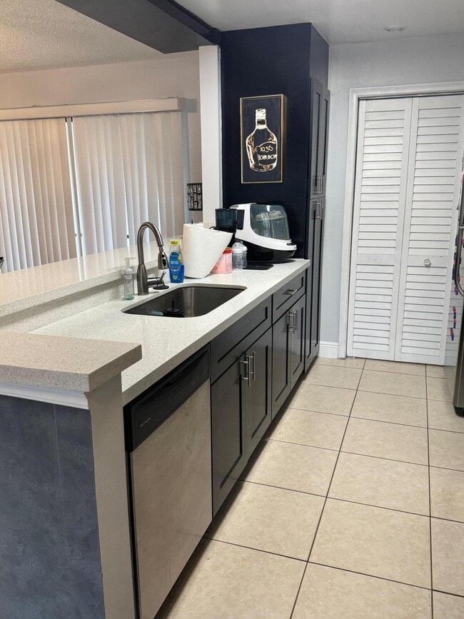 Photo - 4952 Sheridan St