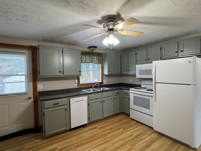 Photo - 94 Lewiston Rd