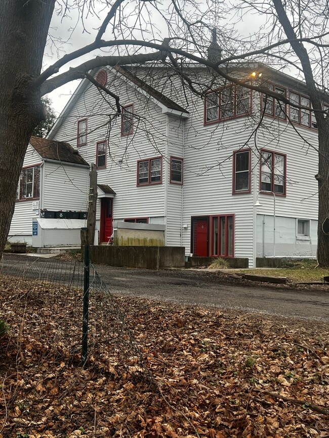 Building Photo - 1060 Danby Rd Unit 1060-1