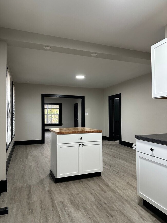 Photo - 98-100 N Hague Ave Unit 100