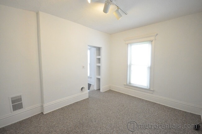 Living room - 2185 Summit St Unit C