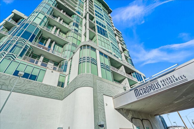 Building Photo - Fabulous Highrise Condo with Stripe Views!