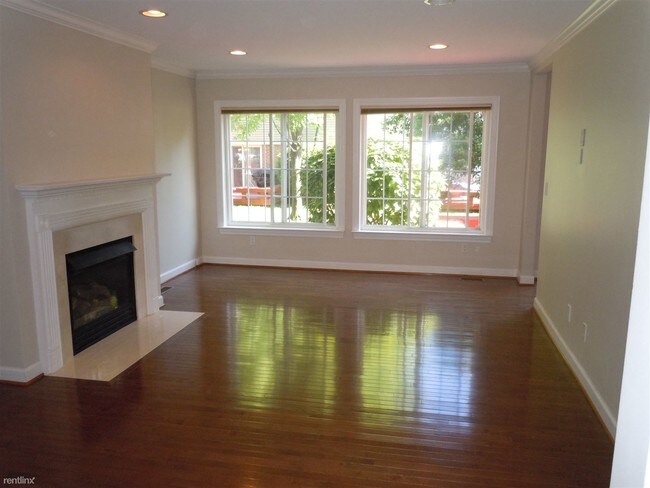 Photo - 3 br, 2.5 bath Condo - 304 James Cir