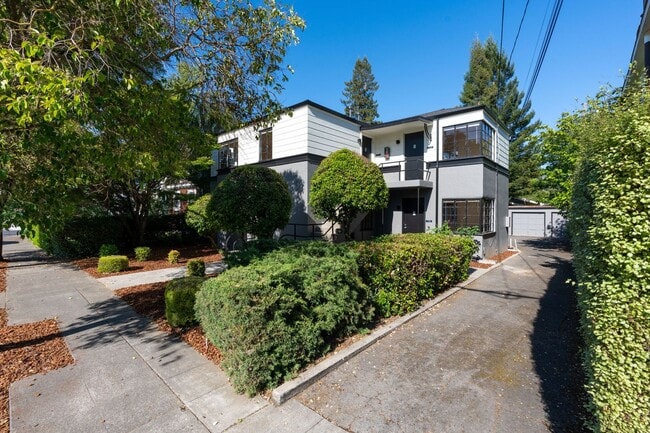 Building Photo - 728-734 Seminary St Unit 732