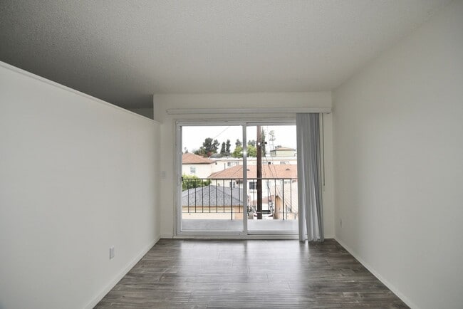 Photo - 13800 Sherman Way Unidad 208