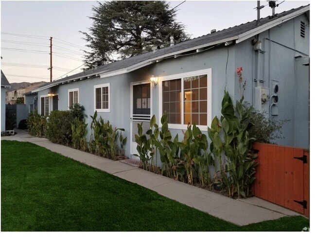 Building Photo - 1810 W Victory Blvd Unit 1810A Rental