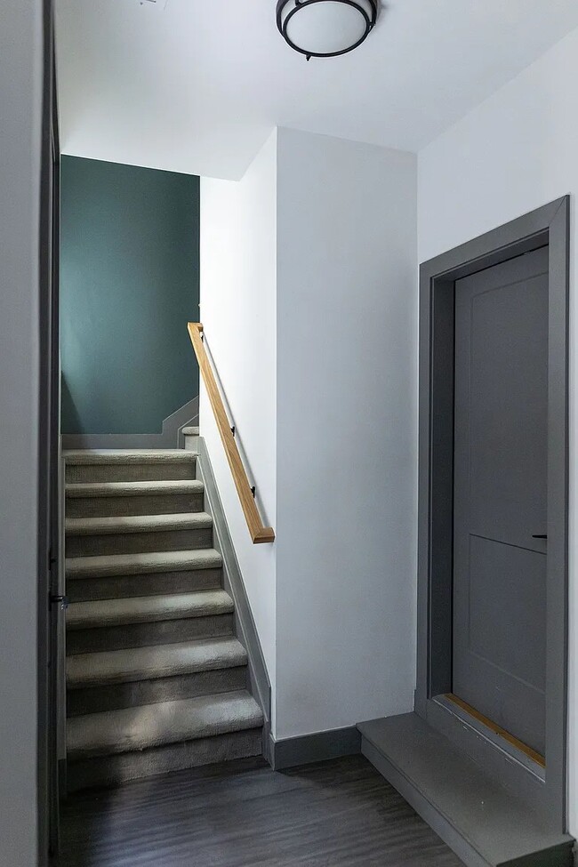 Entrada privada al vestíbulo y entrada al garaje. - 3505 S Marion St