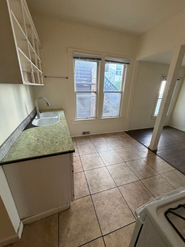 208-216 10th Ave