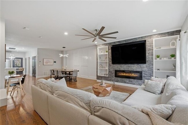 Photo - 160 Vanira Ave SE