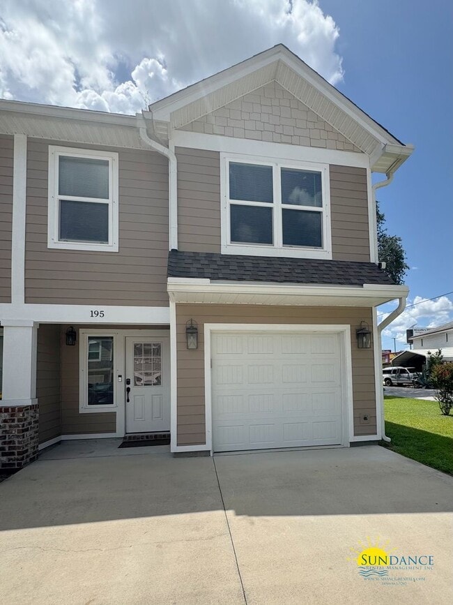 Building Photo - Beautiful 3BR/2.5BA Townhome inNiceville-Near Eglin AFB!