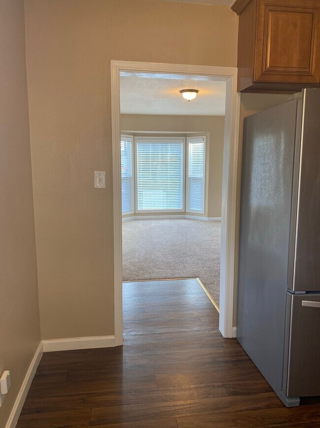 Photo - 917 N Los Robles Ave Unidad 917