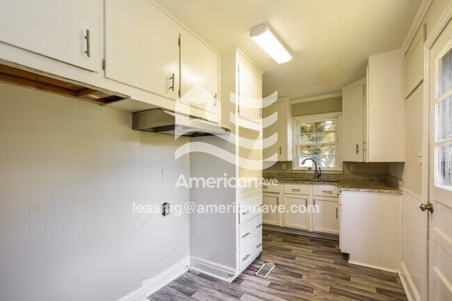 Photo - 1810 College St SE