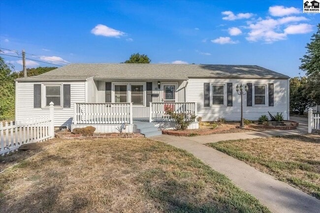 Building Photo - Beautiful 4-Bedroom, 1.5 Bathroom Home