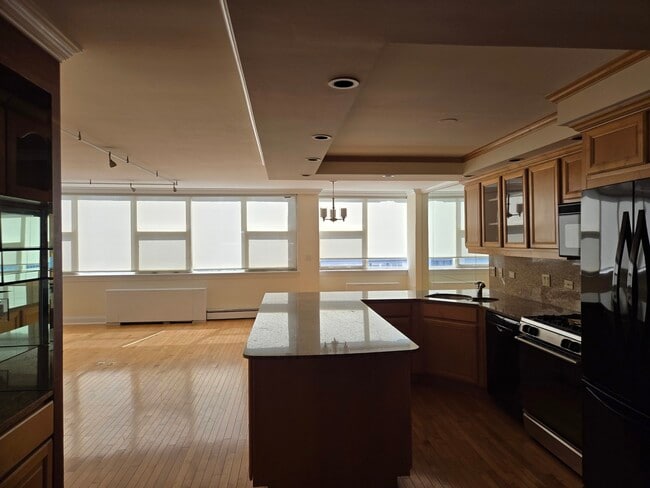 Building Photo - 40 E Cedar St Unit 21C
