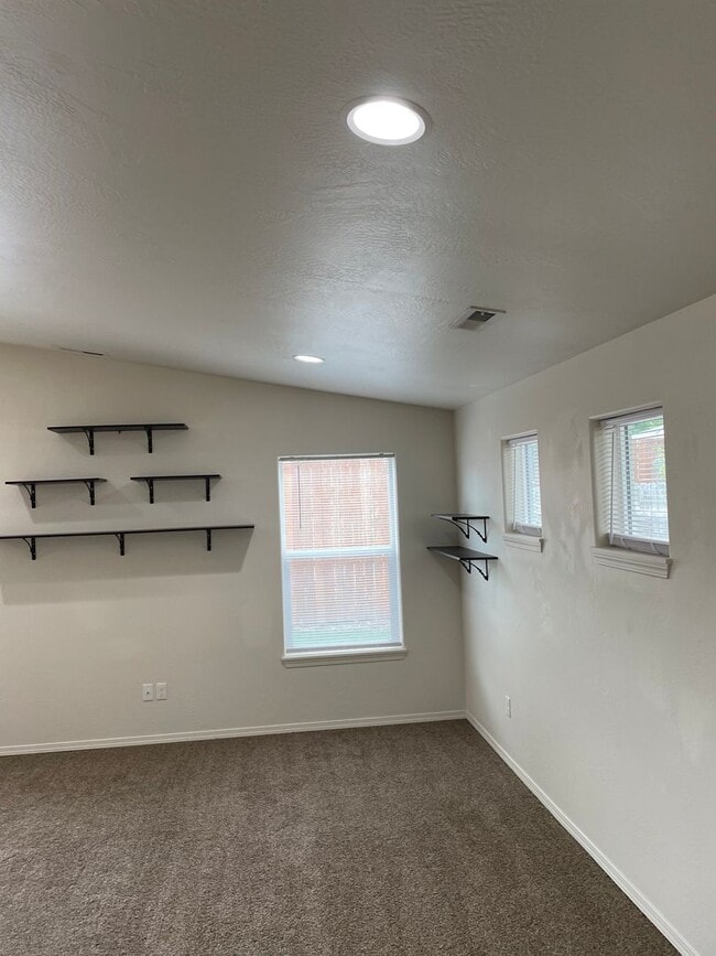 Photo - ***** Move in Special $400 off Fisrt Month...