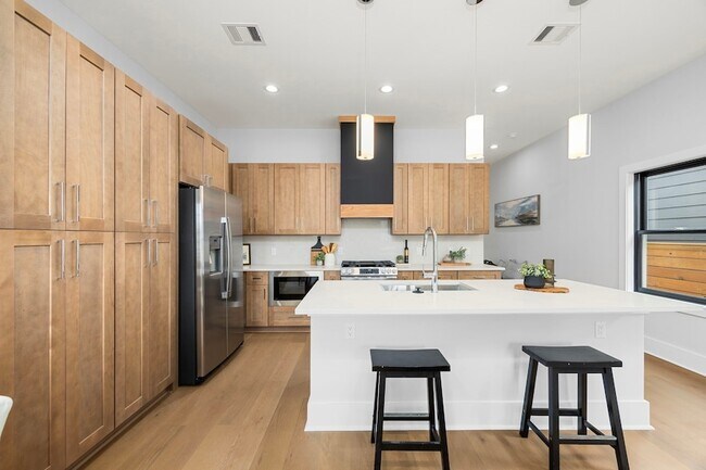 Photo - 122 E 31st St