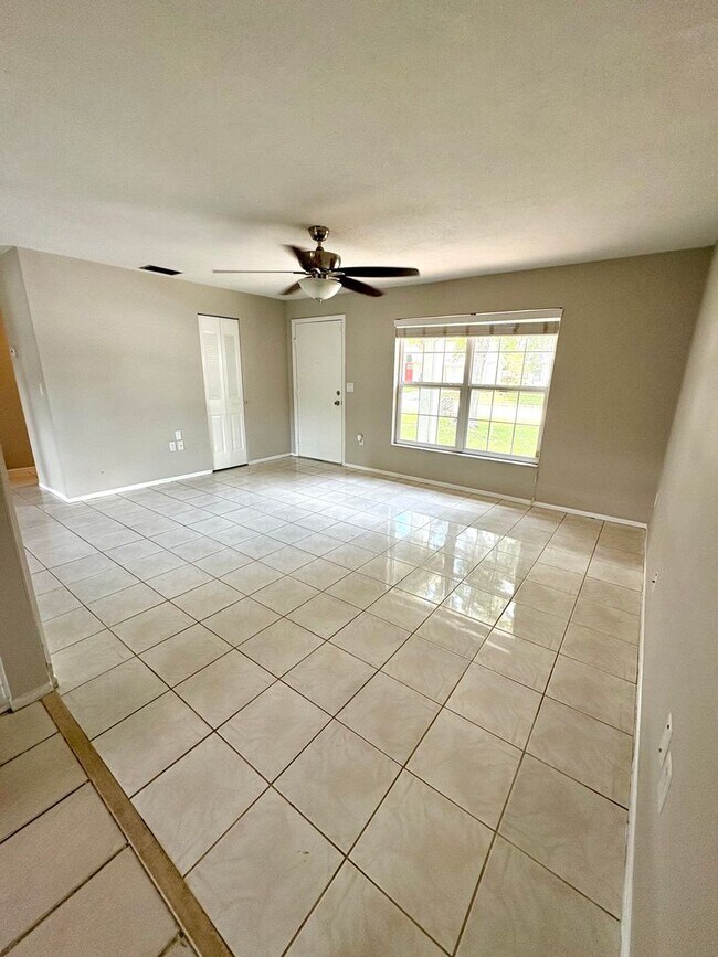 Photo - Beautiful 2/2 Available now!