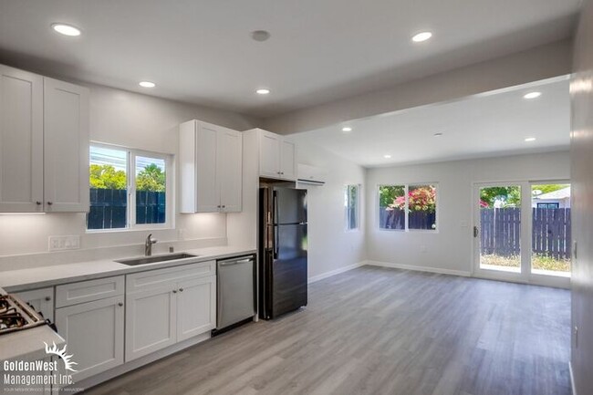 Remodeled 2Bdm 1Ba Apartment with Spacious... - Remodeled 2Bdm 1Ba Apartment with Spacious...