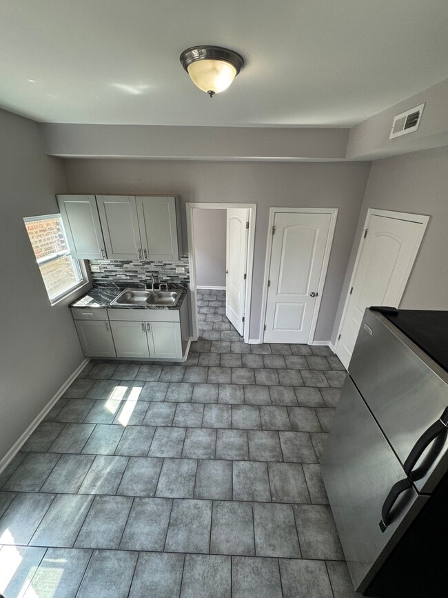 Building Photo - 2152 W 19th St Unit 2nd floor back Rental