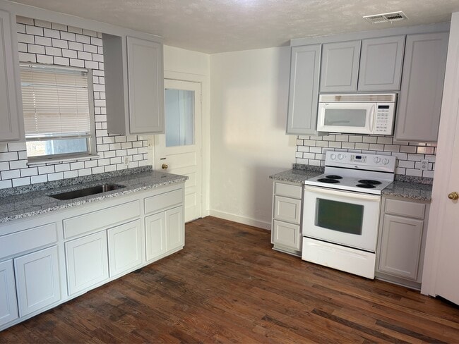 Photo - 115 S 8th St