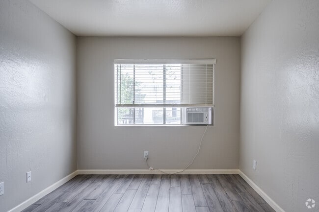 1BR, 1BA - 615SF