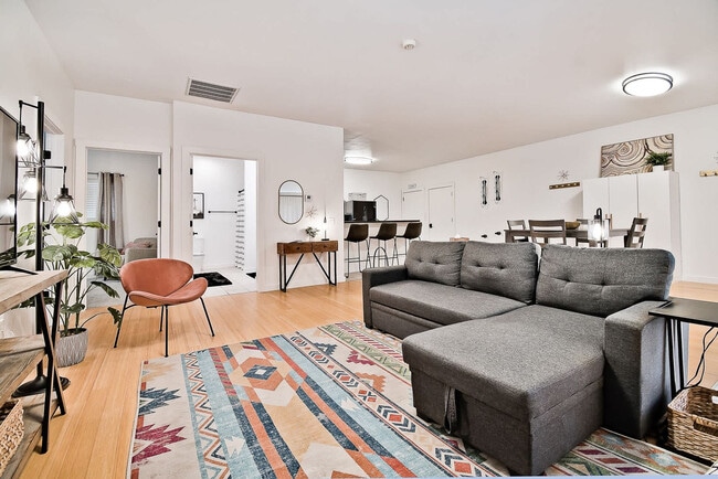 Photo - 512 SW B St Apartment Unit FL2-ID1251298P