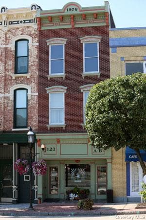 Building Photo - 123 Main St