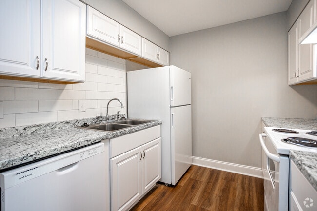 2BR, 1BA - 1,000SF - Kitchen - Creek Ridge Apartments