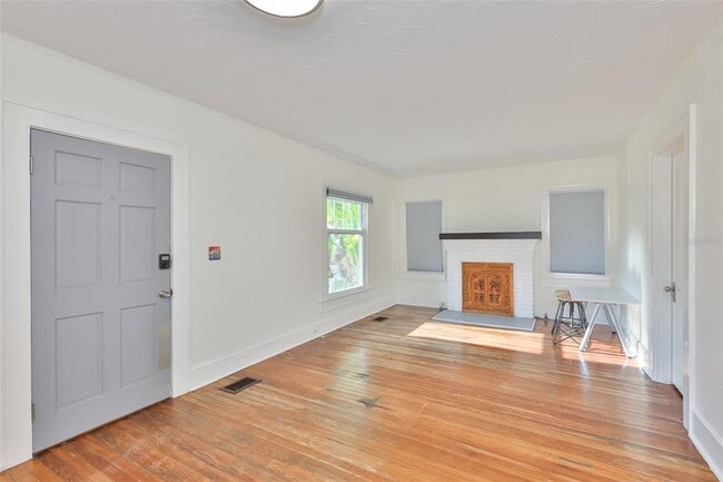 Photo - 340 Moffett Ct N