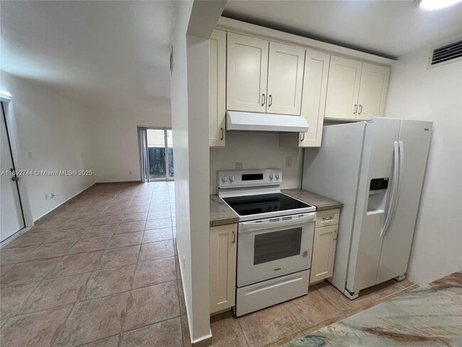 Photo - 10756 N Kendall Dr Unit J5