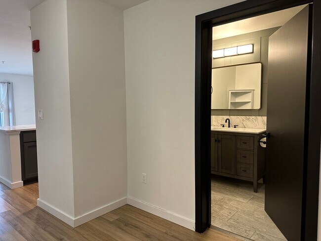 Photo - Updated 1 bedroom + Den! Parking included!... Unidad 408
