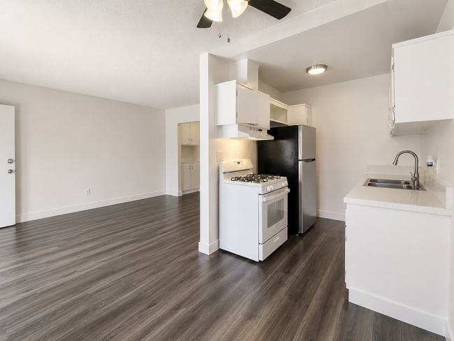 Photo - 14800 Chadron Ave