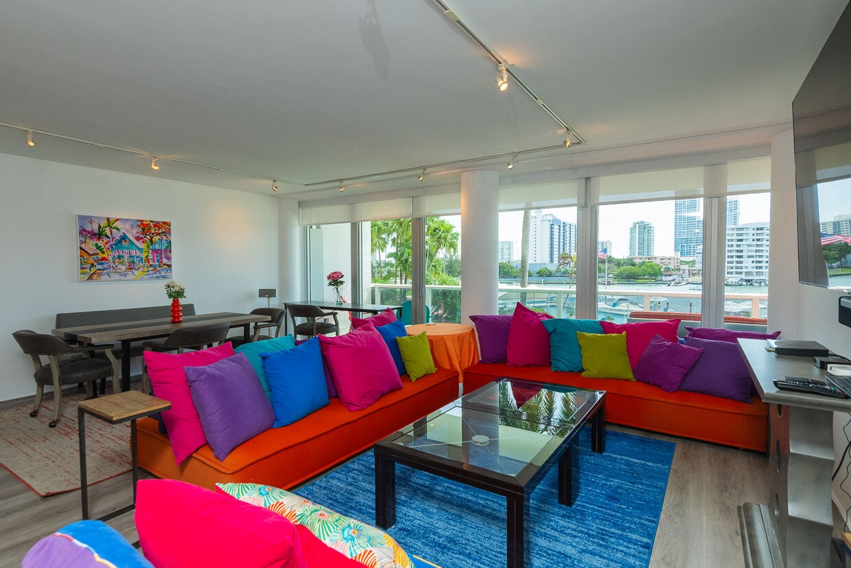 Living Room - 900 Bay Dr (Miami, FL)