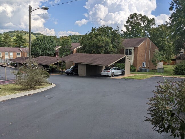 2 espacios de estacionamiento cubiertos - 6942 Highland Park Dr Unidad 1