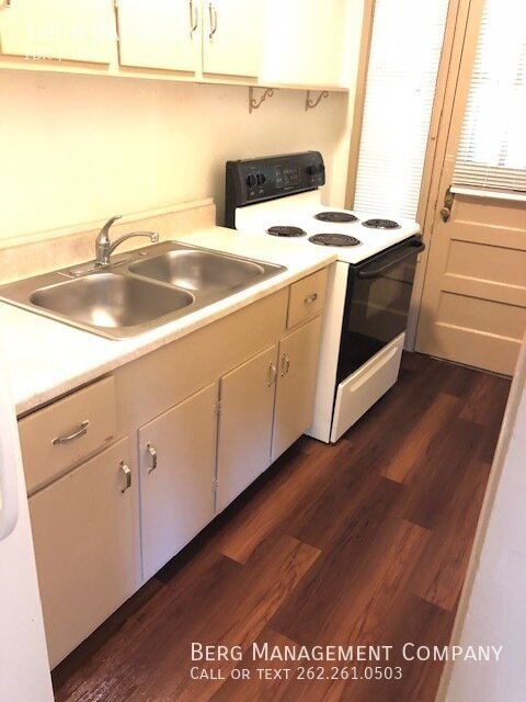 Building Photo - 100 N Racine Ave Unit 3