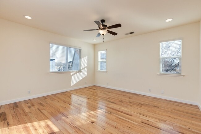 Building Photo - Lovely light and bright 3 bedroom 2.5 bathroom home Doe MIll Neighborhood, Cul-de-Sac Location