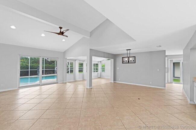 925 Foxpointe Cir