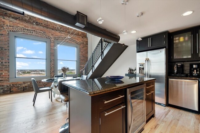 Building Photo - 915 Franklin St Unit 9G