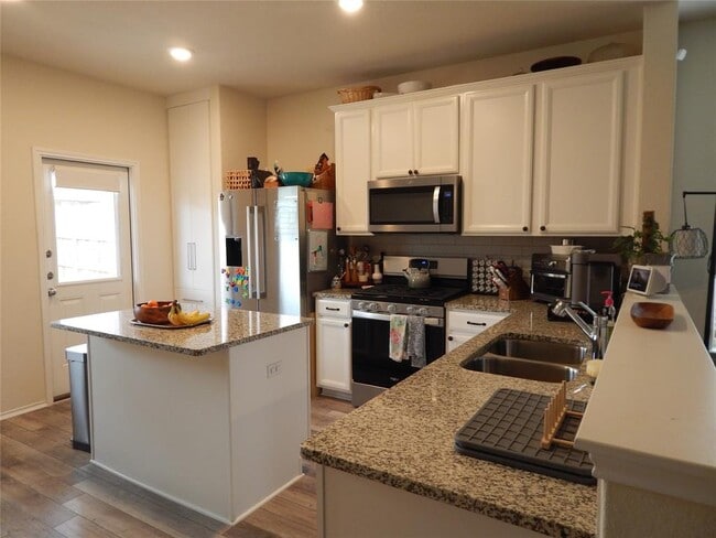 Photo - 437 English Oak St